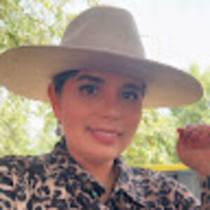 Meet your Posher, Cinthia n